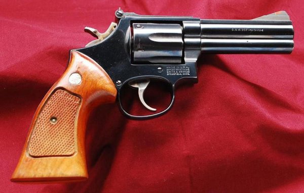 ��������� Smith & Wesson Model 586 �� ������� ������ 102 ��