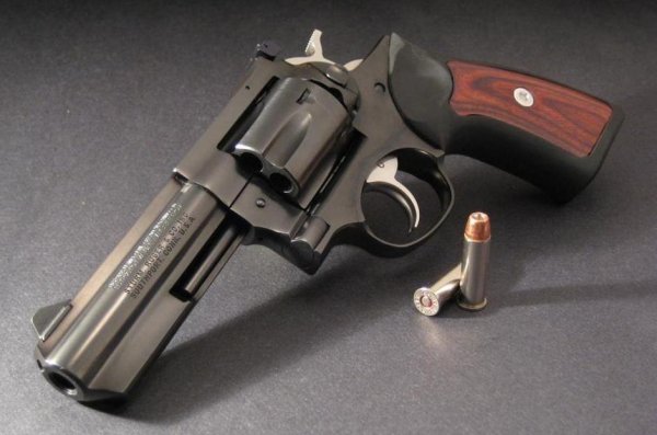 ��������� Ruger GP100 � ��������� .357 Magnum