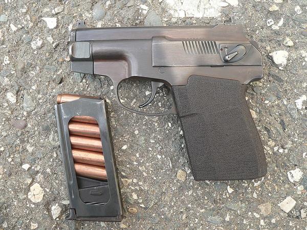 Пистолет с магазином